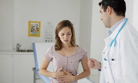 A gastroenterologist will explain in detail to a patient with pancreatitis how to eat in order not to harm the body
